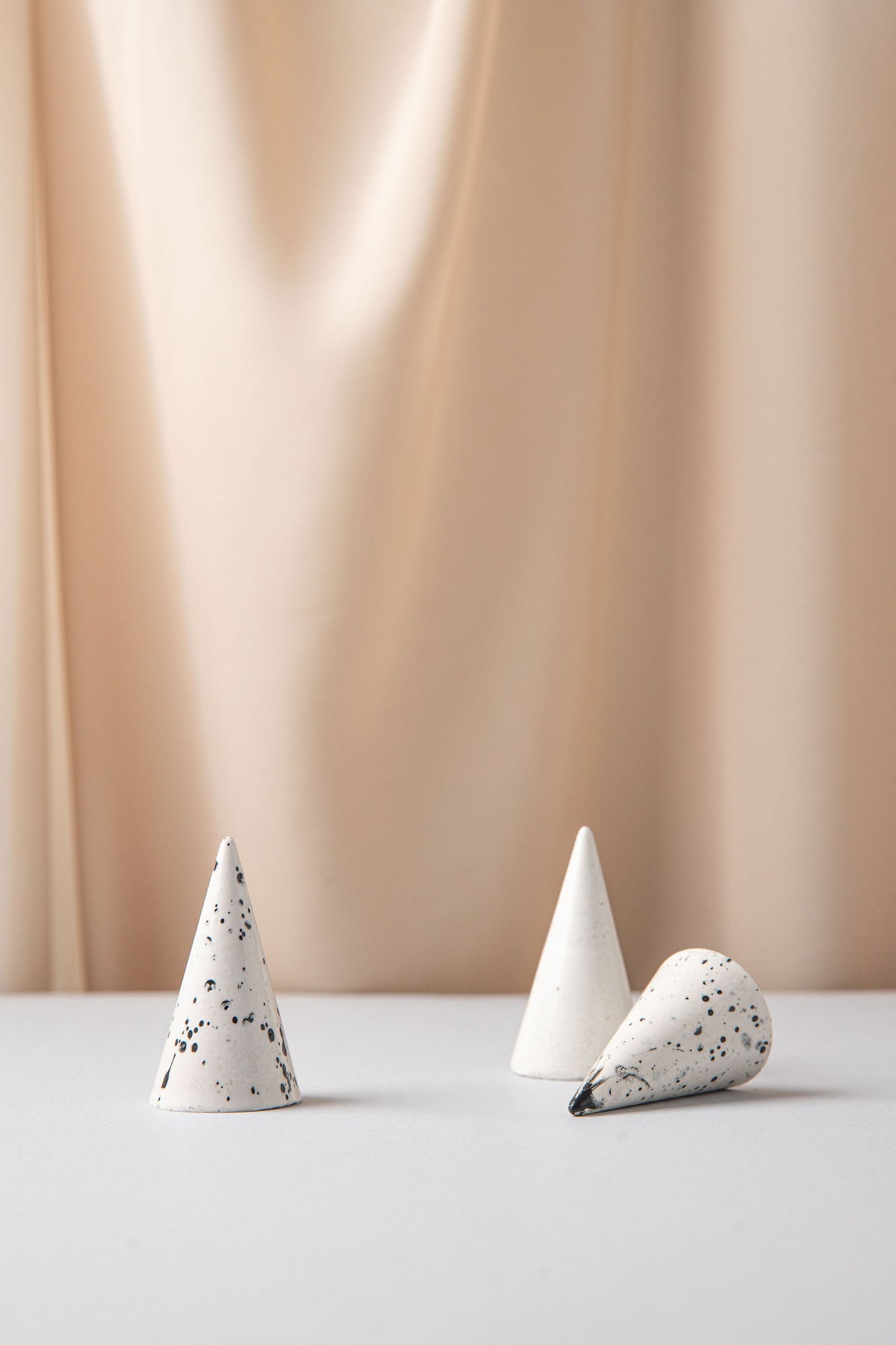 Rich Aunties Esthetics - Cone Ring Holder White and Black Speckled