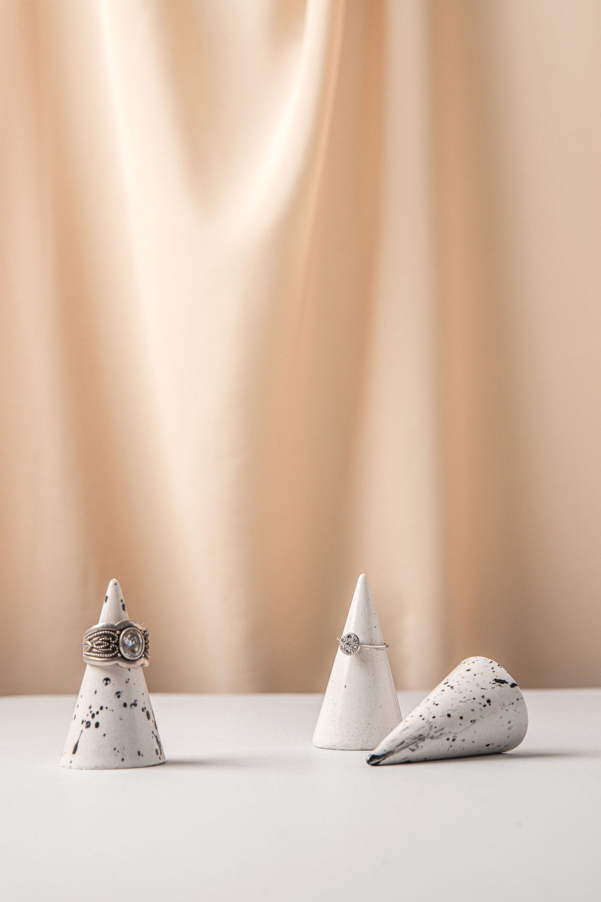 Rich Aunties Esthetics - Cone Ring Holder White and Black Speckled