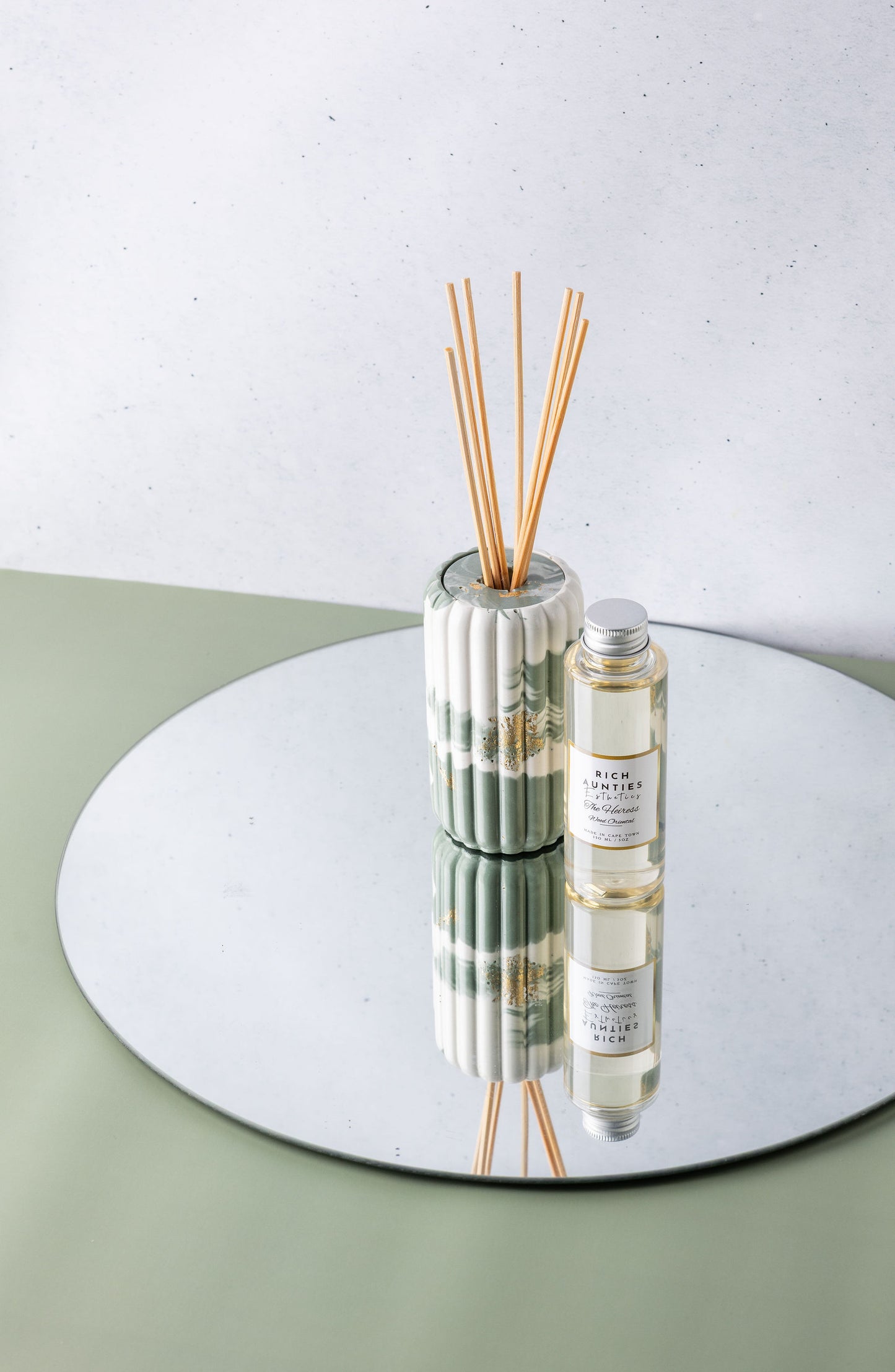 Rich Aunties Esthetics luxury 125ml Heiress woody oriental diffuser fragrance oil refill in a clear plastic bottle with a silver cap.