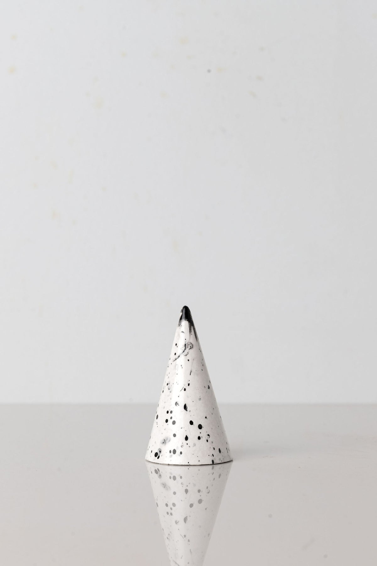 Rich Aunties Esthetics - Cone Ring Holder White and Black Speckled